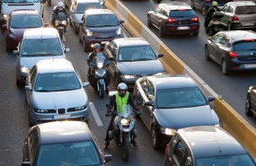 ep archivo   vehiculos en un atasco automoviles y motocicletas