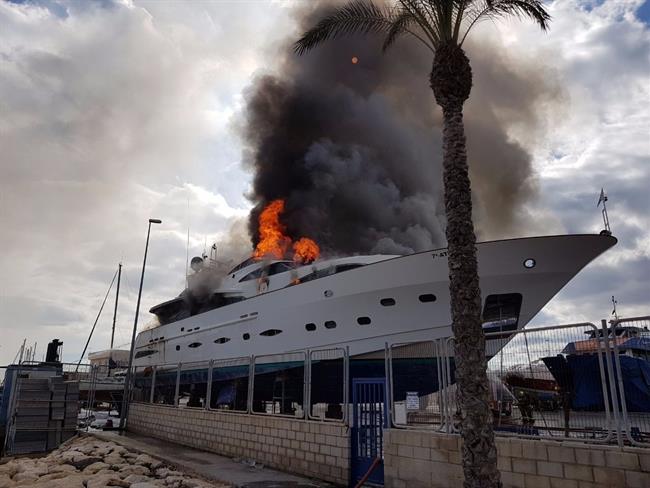 El barco incendiado en el dique | AYTO ALICANTE ep barco incendiadodique