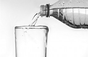ep botellaagua vertiendoun vaso 20190805130803
