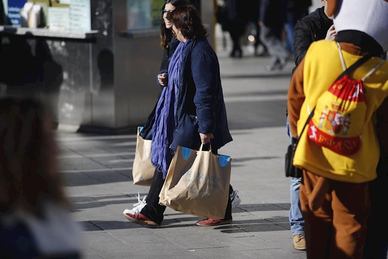 ep cada espanol preve gastarse 589 euros de media en sus compras navidenas