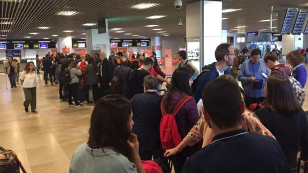 ep colasuna horabarajaspasarcontrolesseguridadaeropuertohuelgalos trabajadores