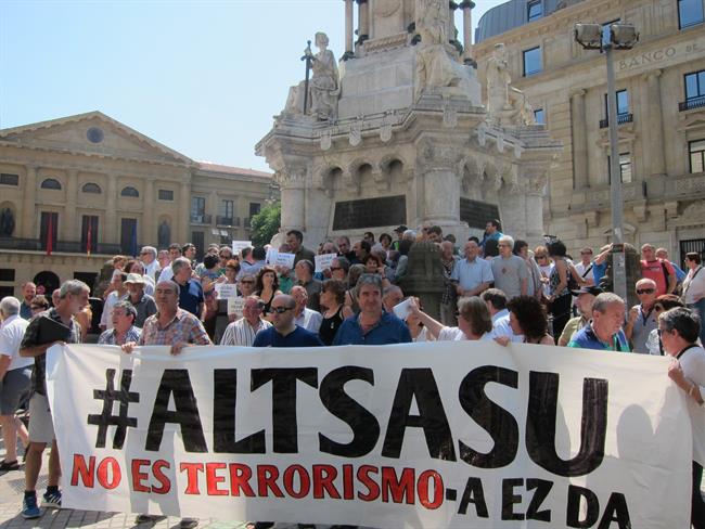 Imagen de archivo de una concentración de familiares de los detenidos de Alsasua con cargos electos. | EUROPA PRESS ep concentracionfamiliareslos detenidosalsasuacargos electos