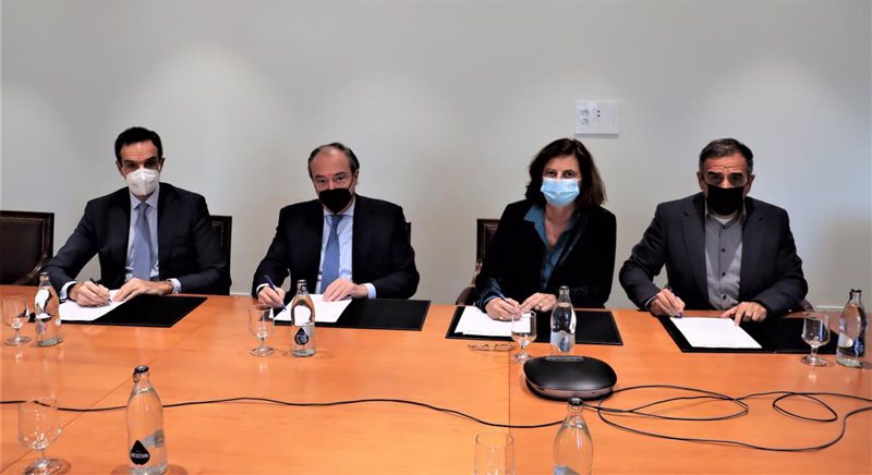 De izquierda a derecha: el presidente de Confebus, Rafael Barbadillo; el secretario general CEOE, José Alberto González Ruiz, la directora general de Fundación Telefónica, Carmen Morenés, y el director de Astic, Ramón Valdivia. | FUNDACIÓN TELEFÓNICA ep de izquierda a derecha el presidente de confebus rafael barbadillo el secretario general ceoe