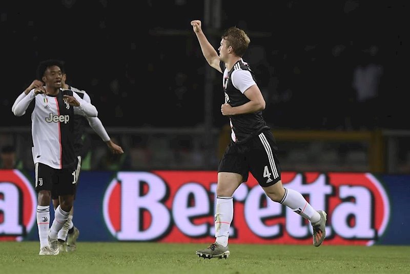 ep de ligt celebra su primer gol con la juve en el derbi de turin