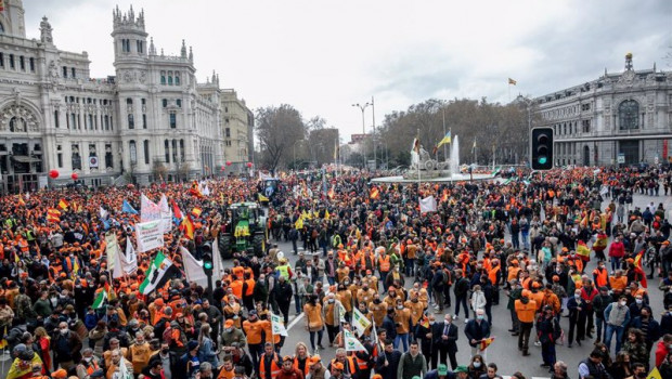 ep decenas de miles de personas se manifiestan en la plaza de cibeles al comienzo de la marcha 20m a