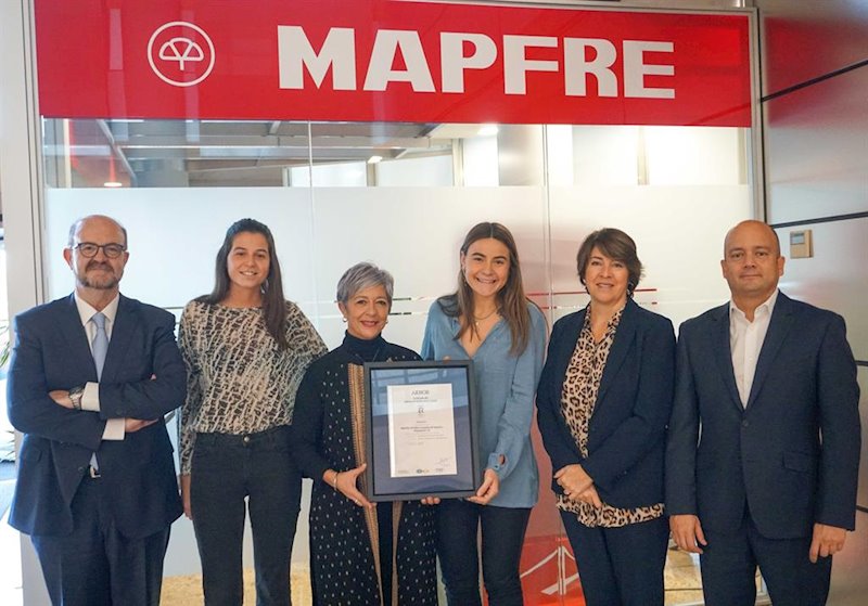 ep directivos de mapfre espana reciben el reconocimiento de aenor en su gestion del voluntariado