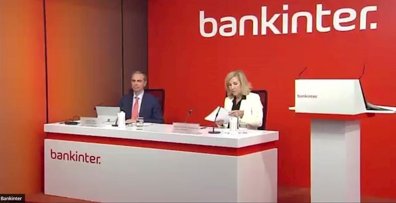 ep director financiero de bankinter jacobo diaz y ceo del banco maria dolores dancausa en la
