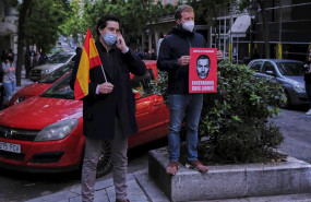 ep dos hombres durante la concentracion de protesta contra sanchez en la calle nunez de balboa de