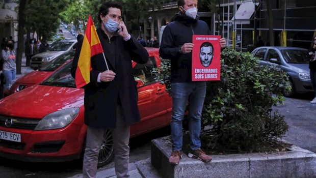 ep dos hombres durante la concentracion de protesta contra sanchez en la calle nunez de balboa de