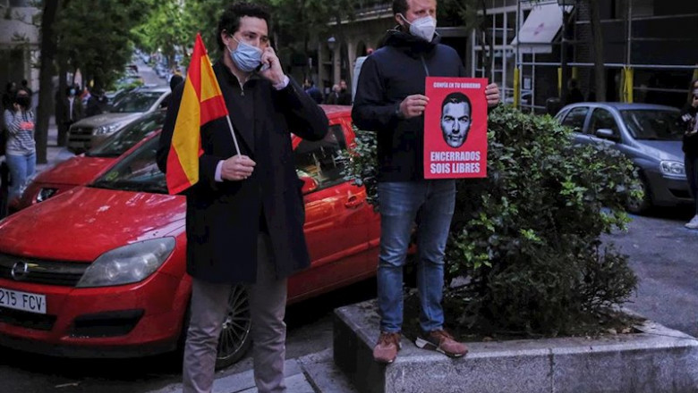 ep dos hombres durante la concentracion de protesta contra sanchez en la calle nunez de balboa de