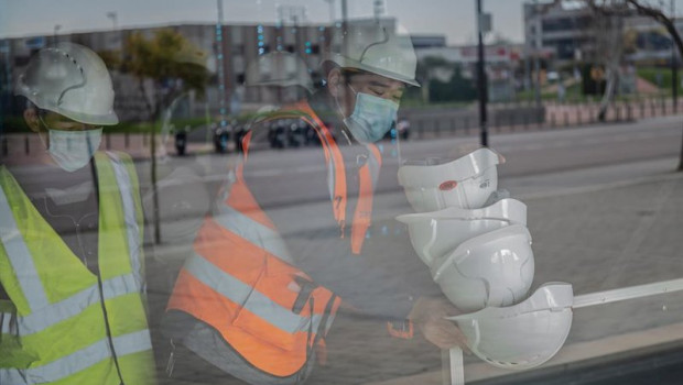 ep dos trabajadores asiaticos colocan cascos blancos de obra en el pabellon del mobile world