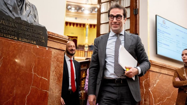 ep el ministro de economia comercio y empresa carlos cuerpo a su salida de una sesion plenaria en el