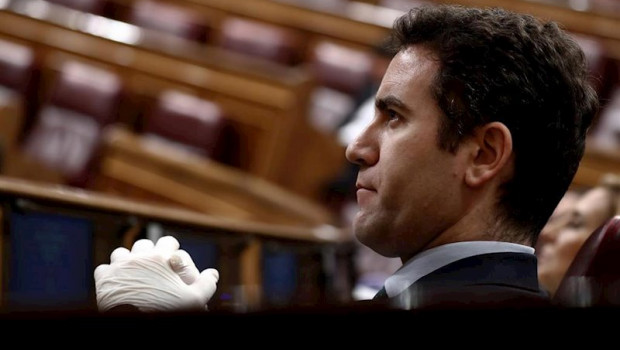 ep el secretario general del pp teodoro garcia egea escucha al presidente del gobierno pedro sanchez
