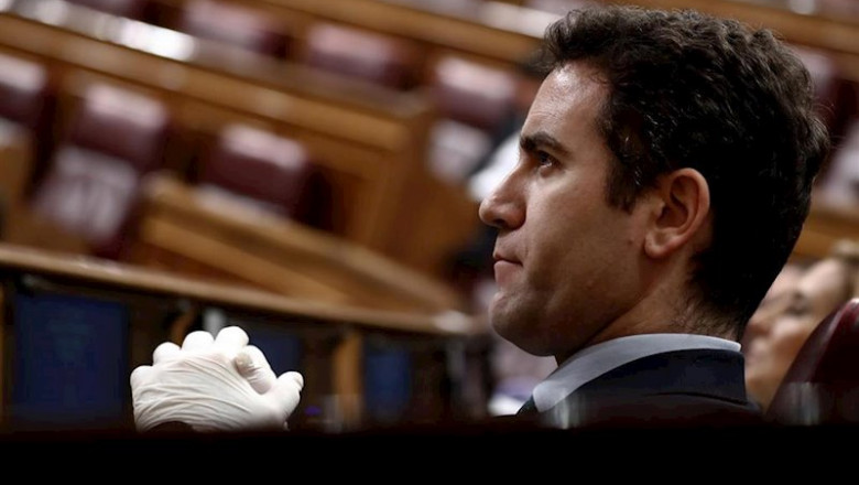 El secretario general del PP, Teodoro García Egea, escucha al presidente del Gobierno, Pedro Sánchez, durante su comparecencia ante un hemiciclo casi vacío para explicar la declaración del estado de alarma y las medidas para paliar las consecuencias de la | Pool ep el secretario general del pp teodoro garcia egea escucha al presidente del gobierno pedro sanchez