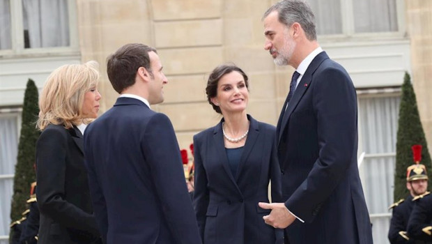 ep en paris los reyes felipe vi 1d y letizia 2d y el presidente de francia emmanuel macron 2i y su