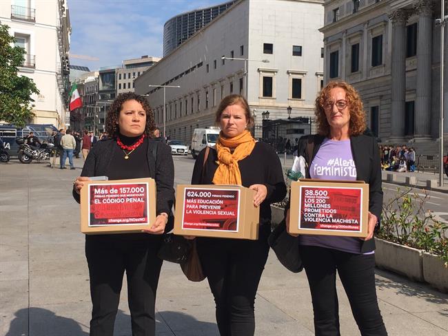 Feministas presentan firmas en el Congreso | EUROPA PRESS ep feministas presentan firmascongreso