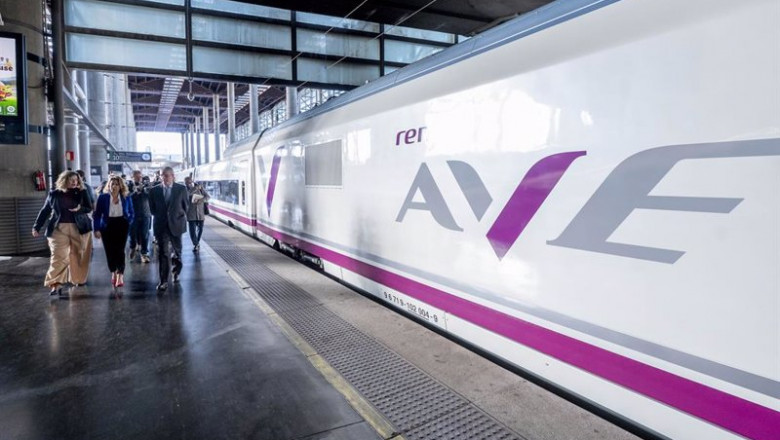 Un AVE con la nueva imagen corporativa de los trenes | Alberto Ortega - Europa Press ep i d la presidenta de adif maria luisa dominguez la ministra de transportes movilidad y agenda