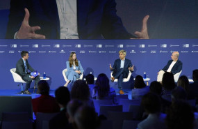 ep la vicepresidenta de estrategia de airbus defense space rosa roca el ceo de pangea propulsion