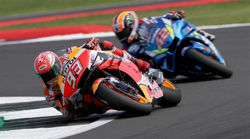 ep marc marquez perseguido por alex rins en el gp gran bretana de 2019 disputado en silverstone