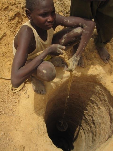 Niño Busca Agua En Un Pozo Medio Seco En Chad. Crisis Alimentaria. Hambruna. | IVE ep nino busca aguaun pozo medio secochad crisis alimentaria hambruna