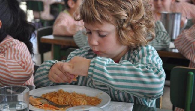 Niño comiendo en una escuela catalana, beca comedor | CREU ROJA CATALUNYA - Archivo ep nino comiendouna escuela catalana beca comedor