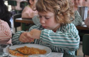 ep nino comiendouna escuela catalana beca comedor