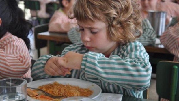 ep nino comiendouna escuela catalana beca comedor