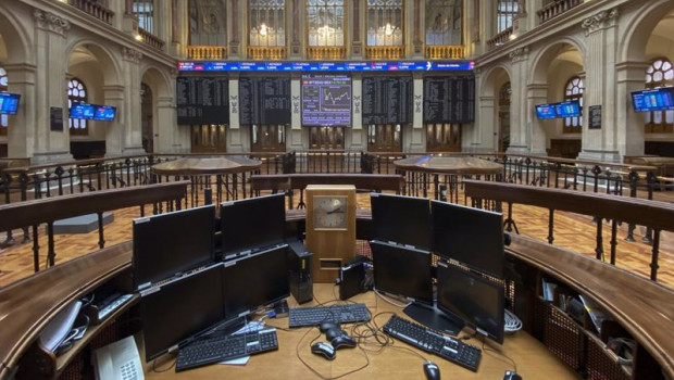 ep ordenadores en el interior del palacio de la bolsa de madrid espana