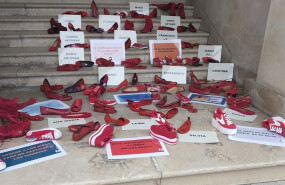 ep performance que ocupa las escaleras de la subdelegacion del gobierno en alicante en recuerdo de