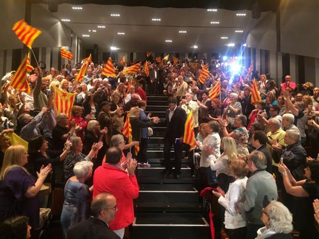 El presidente de la Generalitat, Carles Puigdemont, llegando al mitin del PDeCAT | EUROPA PRESS ep presidentela generalitat carles puigdemont llegandomitinpdecat