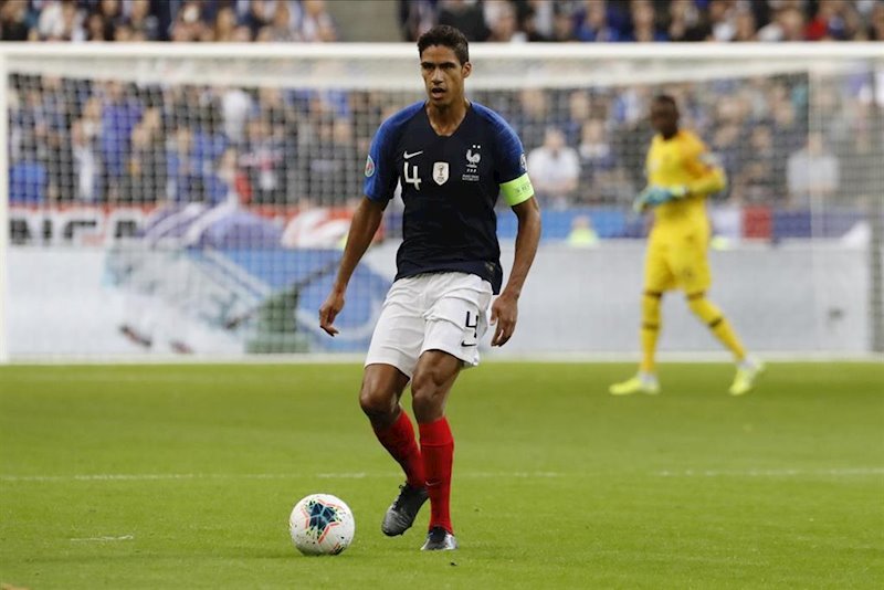 ep raphal varane en un partido con la seleccion francesa de futbol