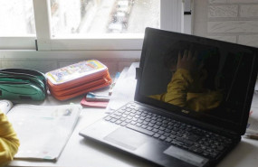 ep reflejo en un ordenador portatil de un nino estudiando y haciendo los deberes en casa a 15 de