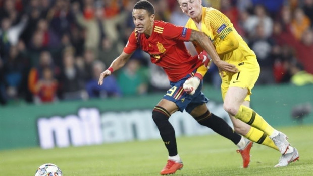 Rodrigo Moreno intentar marcar agarrado por Pickford en el España-Inglaterra | RFEF - Archivo ep rodrigo morenomarcar agarradopickfordespana-inglaterra