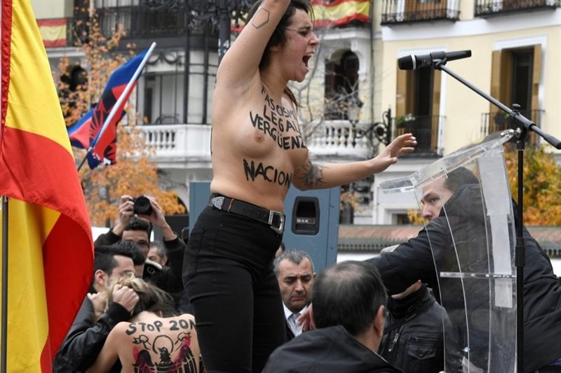 ep tres activistas de femen irrumpen en un acto de falange ep tres activistas de femen irrumpen en un acto de falange