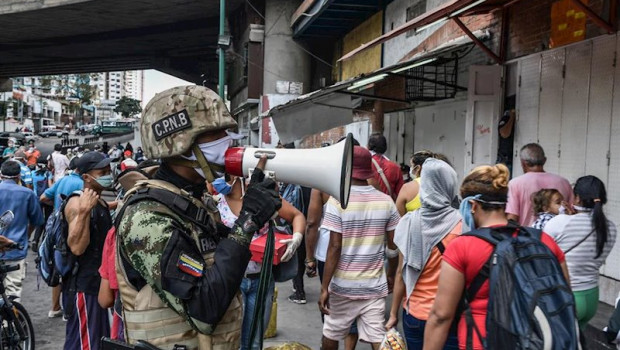 ep un agente de la fuerza boliviariana de venezuela explica a la poblacion que debe regresar a sus