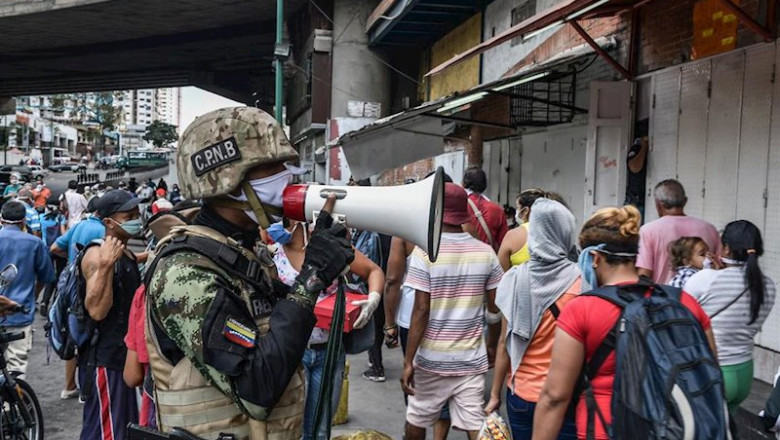 ep un agente de la fuerza boliviariana de venezuela explica a la poblacion que debe regresar a sus