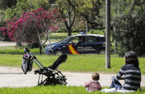 ep un coche de policia en el jardin del antiguo cauce del rio turia en valncia en al primera jornada