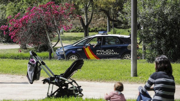 ep un coche de policia en el jardin del antiguo cauce del rio turia en valncia en al primera jornada