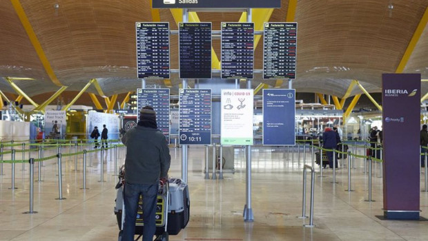 ep un pasajero observa los paneles indicativos de la situacion de los vuelos donde se pueden ep un pasajero observa los paneles indicativos de la situacion de los vuelos donde se pueden