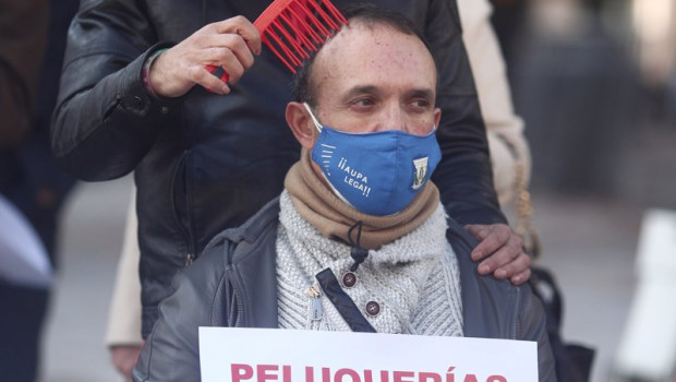 ep un peluquero peina a un hombre durante una concentracion frente al congreso de los diputados