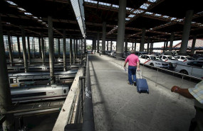 ep un viajero sale con su maleta de la estacion de atocha madrid