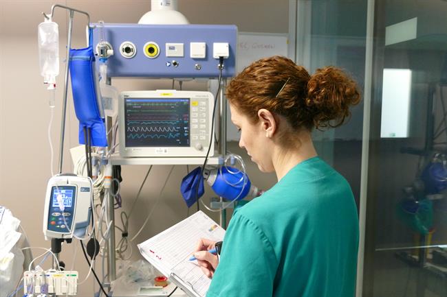 Una enfermera de UCI realiza la revisión del 'checklist' | HOSPITAL SAN JUAN DE DIOS - Archivo ep una enfermerauci realizarevision del checklist