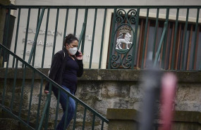 ep una mujer pasea por pamplona en la jornada en la que navarra inicia la fase 2 de la desescalada