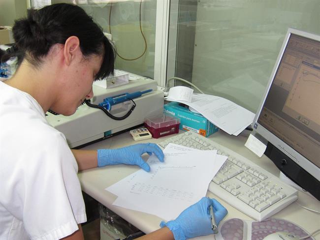 ep una mujer trabajandoun laboratorio