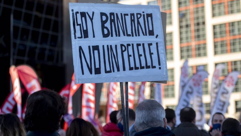 Una persona perteneciente a la plantilla de CaixaBank sostiene una pancarta durante una manifestación frente a las Torres Kio, a 22 de febrero de 2022, en Madrid (España). | Alberto Ortega - Europa Press ep una persona perteneciente a la plantilla de caixabank sostiene una pancarta durante una