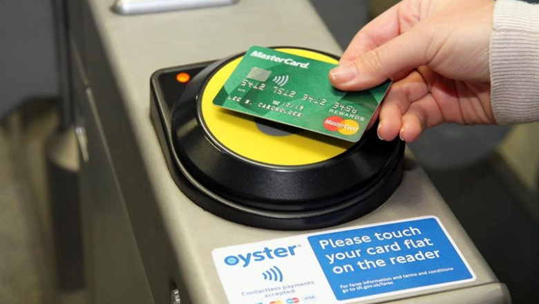 Usuario pagando con una tarjeta Mastercard | Mastercard ep usuario pagando con una tarjeta mastercard