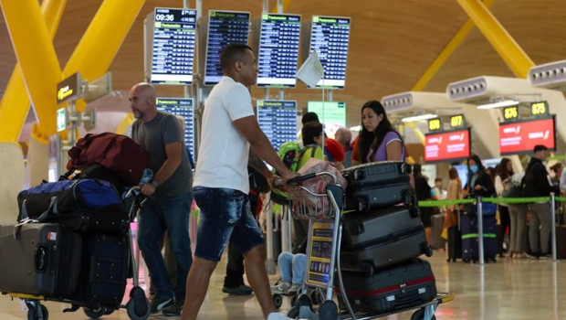 ep varias personas con maletas en el aeropuerto adolfo suarez madrid barajas a 1 de septiembre de
