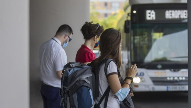 ep varias personas en la parada del bus expres hacia el aeropuerto en sevilla andalucia espana a 31