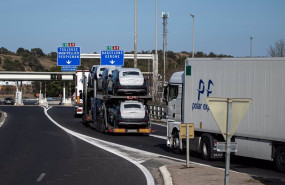 ep varios vehiculos circulan a 27 de enero de 2024 en le boulou francia