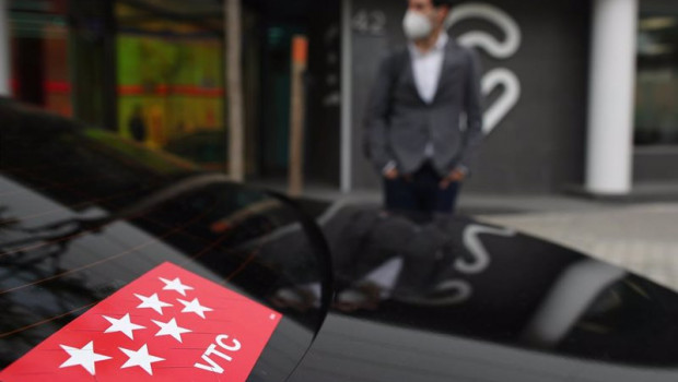 ep vehiculo con una de las mamparas protectoras instaladas por cabify en todos los coches de